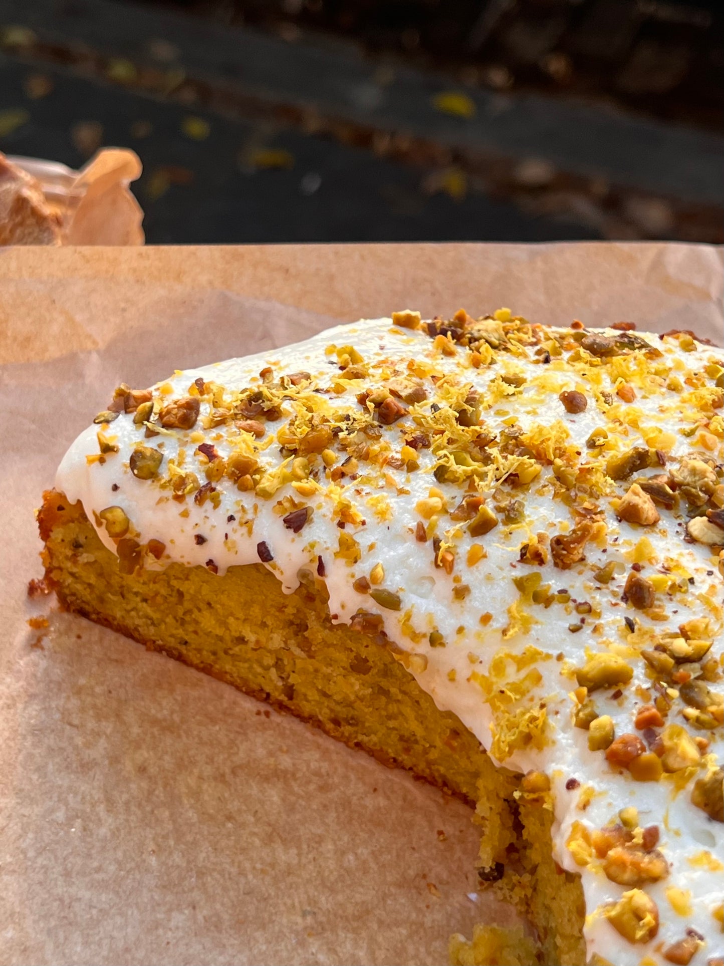 Bizcocho de pistachio y limón con merengue y crema
