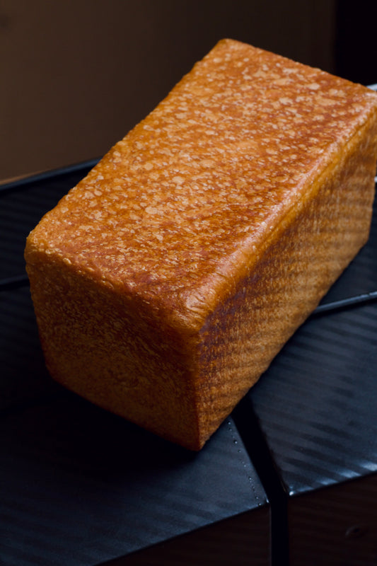 Pan de semolina con ajonjolí y aceite de Oliva